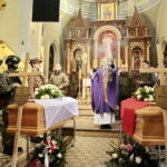 Uroczysty pogrzeb Jana Wosińskiego oraz Piotra Pecela - partyzantów AK oraz NSZ zamordowanych przez komunistów w Zgórsku koło Kielc / Marzena Mąkosa / Radio Kielce