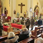 Uroczysty pogrzeb Jana Wosińskiego oraz Piotra Pecela - partyzantów AK oraz NSZ zamordowanych przez komunistów w Zgórsku koło Kielc / Marzena Mąkosa / Radio Kielce