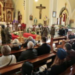 Uroczysty pogrzeb Jana Wosińskiego oraz Piotra Pecela - partyzantów AK oraz NSZ zamordowanych przez komunistów w Zgórsku koło Kielc / Marzena Mąkosa / Radio Kielce