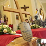 Uroczysty pogrzeb Jana Wosińskiego oraz Piotra Pecela - partyzantów AK oraz NSZ zamordowanych przez komunistów w Zgórsku koło Kielc / Marzena Mąkosa / Radio Kielce