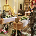 Uroczysty pogrzeb Jana Wosińskiego oraz Piotra Pecela - partyzantów AK oraz NSZ zamordowanych przez komunistów w Zgórsku koło Kielc / Marzena Mąkosa / Radio Kielce