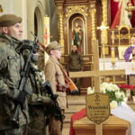 Uroczysty pogrzeb Jana Wosińskiego oraz Piotra Pecela - partyzantów AK oraz NSZ zamordowanych przez komunistów w Zgórsku koło Kielc / Marzena Mąkosa / Radio Kielce