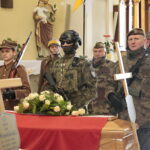 Uroczysty pogrzeb Jana Wosińskiego oraz Piotra Pecela - partyzantów AK oraz NSZ zamordowanych przez komunistów w Zgórsku koło Kielc / Marzena Mąkosa / Radio Kielce