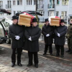 Uroczysty pogrzeb Jana Wosińskiego oraz Piotra Pecela - partyzantów AK oraz NSZ zamordowanych przez komunistów w Zgórsku koło Kielc / Marzena Mąkosa / Radio Kielce