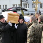 Uroczysty pogrzeb Jana Wosińskiego oraz Piotra Pecela - partyzantów AK oraz NSZ zamordowanych przez komunistów w Zgórsku koło Kielc / Marzena Mąkosa / Radio Kielce