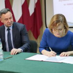 Podpisanie umowy na przebudowę stadionu przy Szkole Podstawowej im. Jana Pawła II w Bielinach. Na zdjęciu (od lewej): Sławomir Kopacz - wójt Gminy Bieliny i Anna Krupka - wiceminister Sportu i Turystyki / Marzena Mąkosa / Radio Kielce