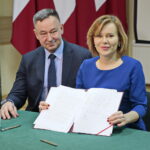 Podpisanie umowy na przebudowę stadionu przy Szkole Podstawowej im. Jana Pawła II w Bielinach. Na zdjęciu (od lewej): Sławomir Kopacz - wójt Gminy Bieliny i Anna Krupka - wiceminister Sportu i Turystyki / Marzena Mąkosa / Radio Kielce