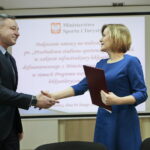 Podpisanie umowy na przebudowę stadionu przy Szkole Podstawowej im. Jana Pawła II w Bielinach. Na zdjęciu (od lewej): Sławomir Kopacz - wójt Gminy Bieliny i Anna Krupka - wiceminister Sportu i Turystyki / Marzena Mąkosa / Radio Kielce