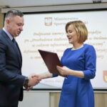 Podpisanie umowy na przebudowę stadionu przy Szkole Podstawowej im. Jana Pawła II w Bielinach. Na zdjęciu (od lewej): Sławomir Kopacz - wójt Gminy Bieliny i Anna Krupka - wiceminister Sportu i Turystyki / Marzena Mąkosa / Radio Kielce