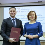 Podpisanie umowy na przebudowę stadionu przy Szkole Podstawowej im. Jana Pawła II w Bielinach. Na zdjęciu (od lewej): Sławomir Kopacz - wójt Gminy Bieliny i Anna Krupka - wiceminister Sportu i Turystyki / Marzena Mąkosa / Radio Kielce