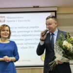 Podpisanie umowy na przebudowę stadionu przy Szkole Podstawowej im. Jana Pawła II w Bielinach. Na zdjęciach (od lewej): Anna Krupka - wiceminister Sportu i Turystyki i Sławomir Kopacz - wójt Gminy Bieliny / Marzena Mąkosa / Radio Kielce