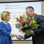 Podpisanie umowy na przebudowę stadionu przy Szkole Podstawowej im. Jana Pawła II w Bielinach. Na zdjęciach (od lewej): Anna Krupka - wiceminister Sportu i Turystyki i Sławomir Kopacz - wójt Gminy Bieliny / Marzena Mąkosa / Radio Kielce