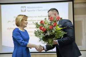 Podpisanie umowy na przebudowę stadionu przy Szkole Podstawowej im. Jana Pawła II w Bielinach. Na zdjęciach (od lewej): Anna Krupka - wiceminister Sportu i Turystyki i Sławomir Kopacz - wójt Gminy Bieliny / Marzena Mąkosa / Radio Kielce