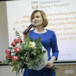 Podpisanie umowy na przebudowę stadionu przy Szkole Podstawowej im. Jana Pawła II w Bielinach. Na zdjęciu: Anna Krupka - wiceminister Sportu i Turystyki / Marzena Mąkosa / Radio Kielce