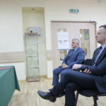 Podpisanie umowy na przebudowę stadionu przy Szkole Podstawowej im. Jana Pawła II w Bielinach / Marzena Mąkosa / Radio Kielce