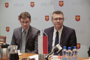 Spotkanie władz miasta i polskich funkcjonariuszy z oficjalną delegacją policji z partnerskiego miasta Gotha w Niemczech. Po prawej Bogdan Wenta - prezydent Kielc / Marzena Mąkosa / Radio Kielce