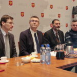 Spotkanie władz miasta i polskich funkcjonariuszy z oficjalną delegacją policji z partnerskiego miasta Gotha w Niemczech. Drugi od lewej Bogdan Wenta - prezydent Kielc  / Marzena Mąkosa / Radio Kielce