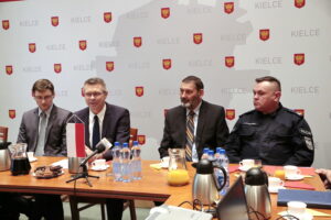 Spotkanie władz miasta i polskich funkcjonariuszy z oficjalną delegacją policji z partnerskiego miasta Gotha w Niemczech. Drugi od lewej Bogdan Wenta - prezydent Kielc / Marzena Mąkosa / Radio Kielce