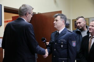 Spotkanie władz miasta i polskich funkcjonariuszy z oficjalną delegacją policji z partnerskiego miasta Gotha w Niemczech. Na zdjęciu Bogdan Wenta - prezydent Kielc i Günter Lierhammer - generał brygady i komendant Policji w Gotha / Marzena Mąkosa / Radio Kielce