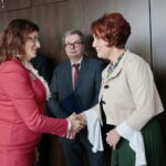 Odznaczenia w Świętokrzyskim Urzędzie Wojewódzkim. Na zdjęciu (od lewej): Agata Wojtyszek - wojewoda świętokrzyski, Jerzy Puk i Alicja Stępień  / Marzena Mąkosa / Radio Kielce