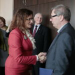 Odznaczenia w Świętokrzyskim Urzędzie Wojewódzkim. Na zdjęciu: Agata Wojtyszek - wojewoda świętokrzyski i Jerzy Puk  / Marzena Mąkosa / Radio Kielce