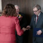 Odznaczenia w Świętokrzyskim Urzędzie Wojewódzkim. Na zdjęciu: Agata Wojtyszek - wojewoda świętokrzyski i Jerzy Puk  / Marzena Mąkosa / Radio Kielce