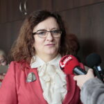 Odznaczenia w Świętokrzyskim Urzędzie Wojewódzkim. Na zdjęciu: Agata Wojtyszek - wojewoda świętokrzyski  / Marzena Mąkosa / Radio Kielce