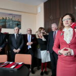 Odznaczenia w Świętokrzyskim Urzędzie Wojewódzkim. Po prawej Agata Wojtyszek - wojewoda świętokrzyski  / Marzena Mąkosa / Radio Kielce