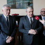 Odznaczenia w Świętokrzyskim Urzędzie Wojewódzkim. Na zdjęciu (od lewej): Andrzej Bętkowski - marszałek województwa świętokrzyskiego, Bogdan Latosiński - poseł PiS i Mariusz Gosek - członek zarządu województwa świętokrzyskiego  / Marzena Mąkosa / Radio Kielce