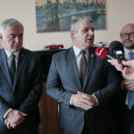 Odznaczenia w Świętokrzyskim Urzędzie Wojewódzkim. Na zdjęciu (od lewej): Andrzej Bętkowski - marszałek województwa świętokrzyskiego, Bogdan Latosiński - poseł PiS i Mariusz Gosek - członek zarządu województwa świętokrzyskiego  / Marzena Mąkosa / Radio Kielce