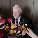 Odznaczenia w Świętokrzyskim Urzędzie Wojewódzkim. Na zdjęciu (od lewej): Agata Wojtyszek - wojewoda świętokrzyski, Marek Jońca - członek zarządu województwa i Jerzy Puk / Marzena Mąkosa / Radio Kielce