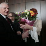 Odznaczenia w Świętokrzyskim Urzędzie Wojewódzkim. Na zdjęciu: Marek Jońca - członek zarządu województwa i Alicja Stępień  / Marzena Mąkosa / Radio Kielce