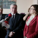 Odznaczenia w Świętokrzyskim Urzędzie Wojewódzkim. Na zdjęciu (od lewej): Bogdan Latosiński - poseł PiS, Andrzej Bętkowski - marszałek województwa świętokrzyskiego i Agata Wojtyszek - wojewoda świętokrzyski  / Marzena Mąkosa / Radio Kielce