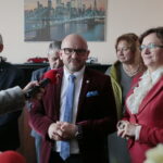 Odznaczenia w Świętokrzyskim Urzędzie Wojewódzkim. Na zdjęciu (od lewej): Andrzej Bętkowski - marszałek województwa świętokrzyskiego, Mariusz Gosek - Członek Zarządu Województwa i Agata Wojtyszek - wojewoda świętokrzyski  / Marzena Mąkosa / Radio Kielce