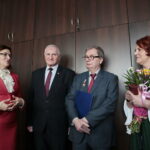 Odznaczenia w Świętokrzyskim Urzędzie Wojewódzkim. Na zdjęciu (od lewej): Agata Wojtyszek - wojewoda świętokrzyski, Marek Jońca - Członek Zarządu Województwa, Jerzy Puk i Alicja Stępień  / Marzena Mąkosa / Radio Kielce