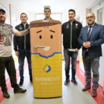 Lodówka dla pacjentów Pediatrycznego Oddziału Urazowo - Ortopedycznego szpitala na Czarnowie. Na zdjęciu (od lewej): Maciej Putała - kibic PGE Vive i zwycięzca konkursu fotograficznego, Arkadiusz Moryto, Arciom Karalok, Alex Dujshebaev i Bartosz Stemplewski - dyrektor Wojewódzkiego Szpitala Zespolonego w Kielcach / Marzena Mąkosa / Radio Kielce