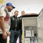 Lodówka dla pacjentów Pediatrycznego Oddziału Urazowo - Ortopedycznego szpitala na Czarnowie. Na zdjęciu: Maciej Putała - kibic PGE Vive i zwycięzca konkursu fotograficznego, Arkadiusz Moryto, Arciom Karalok / Marzena Mąkosa / Radio Kielce