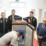 Lodówka dla pacjentów Pediatrycznego Oddziału Urazowo - Ortopedycznego szpitala na Czarnowie. Maciej Putała - kibic PGE Vive i zwycięzca konkursu fotograficznego, Arkadiusz Moryto, Arciom Karalok, Alex Dujshebaev i Bartosz Stemplewski - dyrektor Wojewódzkiego Szpitala Zespolonego w Kielcach / Marzena Mąkosa / Radio Kielce