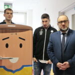 Lodówka dla pacjentów Pediatrycznego Oddziału Urazowo - Ortopedycznego szpitala na Czarnowie. Na zdjęciu (od lewej): Arciom Karalok, Alex Dujshebaev i Bartosz Stemplewski - dyrektor Wojewódzkiego Szpitala Zespolonego w Kielcach   / Marzena Mąkosa / Radio Kielce