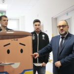 Lodówka dla pacjentów Pediatrycznego Oddziału Urazowo - Ortopedycznego szpitala na Czarnowie. Na zdjęciu (od lewej): Arciom Karalok, Alex Dujshebaev i Bartosz Stemplewski - dyrektor Wojewódzkiego Szpitala Zespolonego w Kielcach   / Marzena Mąkosa / Radio Kielce