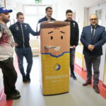 Lodówka dla pacjentów Pediatrycznego Oddziału Urazowo - Ortopedycznego szpitala na Czarnowie. Na zdjęciu (od lewej): Maciej Putała - kibic PGE Vive i zwycięzca konkursu fotograficznego, Arkadiusz Moryto, Arciom Karalok, Alex Dujshebaev i Bartosz Stemplewski - dyrektor Wojewódzkiego Szpitala Zespolonego w Kielcach / Marzena Mąkosa / Radio Kielce