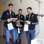 Lodówka dla pacjentów Pediatrycznego Oddziału Urazowo - Ortopedycznego szpitala na Czarnowie. Arciom Karalok, Alex Dujshebaev i Arkadiusz Moryto rozdają autografy w szpitalu  / Marzena Mąkosa / Radio Kielce