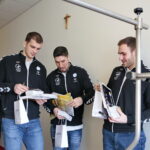 Lodówka dla pacjentów Pediatrycznego Oddziału Urazowo - Ortopedycznego szpitala na Czarnowie. Arciom Karalok, Alex Dujshebaev i Arkadiusz Moryto rozdają autografy w szpitalu  / Marzena Mąkosa / Radio Kielce