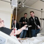 Lodówka dla pacjentów Pediatrycznego Oddziału Urazowo - Ortopedycznego szpitala na Czarnowie. Arciom Karalok, Arkadiusz Moryto rozdają autografy w szpitalu  / Marzena Mąkosa / Radio Kielce