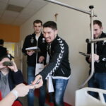 Lodówka dla pacjentów Pediatrycznego Oddziału Urazowo - Ortopedycznego szpitala na Czarnowie. Arciom Karalok, Alex Dujshebaev i Arkadiusz Moryto rozdają autografy w szpitalu  / Marzena Mąkosa / Radio Kielce