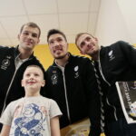 Lodówka dla pacjentów Pediatrycznego Oddziału Urazowo - Ortopedycznego szpitala na Czarnowie. Arciom Karalok, Alex Dujshebaev i Arkadiusz Moryto rozdają autografy w szpitalu  / Marzena Mąkosa / Radio Kielce