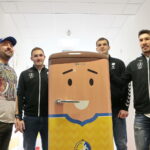 Lodówka dla pacjentów Pediatrycznego Oddziału Urazowo - Ortopedycznego szpitala na Czarnowie. Na zdjęciu (od lewej): Maciej Putała - kibic PGE Vive i zwycięzca konkursu fotograficznego, Arkadiusz Moryto, Arciom Karalok, Alex Dujshebaev / Marzena Mąkosa / Radio Kielce