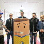 Lodówka dla pacjentów Pediatrycznego Oddziału Urazowo - Ortopedycznego szpitala na Czarnowie. Na zdjęciu (od lewej): Maciej Putała - kibic PGE Vive i zwycięzca konkursu fotograficznego, Arkadiusz Moryto, Arciom Karalok, Alex Dujshebaev i Bartosz Stemplewski - dyrektor Wojewódzkiego Szpitala Zespolonego w Kielcach / Marzena Mąkosa / Radio Kielce