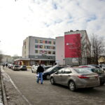 Parkowanie na terenie szpitala na Czarnowie / Marzena Mąkosa / Radio Kielce