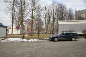Parkowanie na terenie szpitala na Czarnowie / Marzena Mąkosa / Radio Kielce